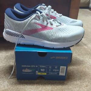 Brooks Women's Running Shoes in Gray and Pink